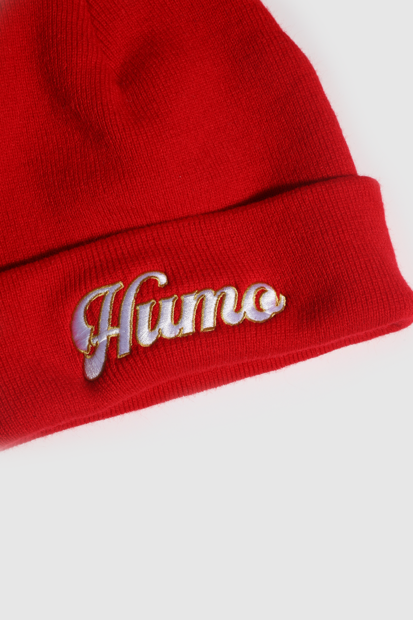 humo red beanie hat gorrito close up